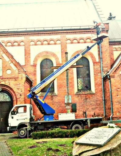 Prace dachowe. Prace dekarskie. Podnośnik koszowy. Wynajem podnośników koszowych.