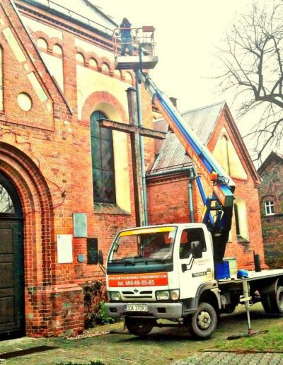 Prace kościelne przy użyciu podnośnika koszowego